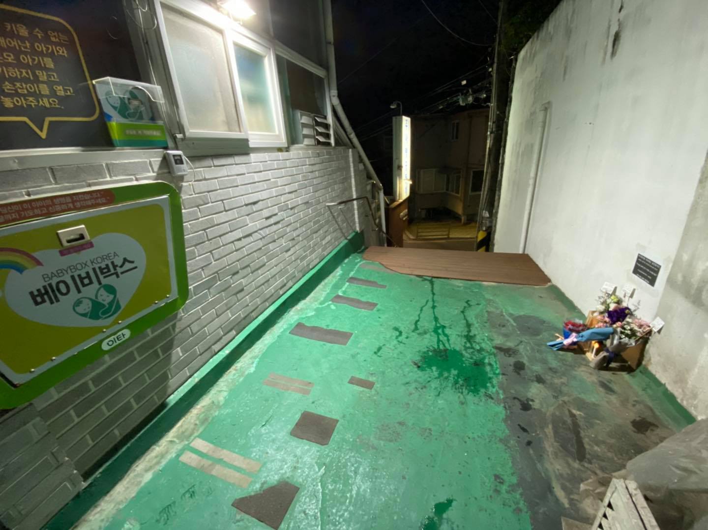 教會外的棄嬰保護艙（圖／翻攝自FB@babyboxkorea）